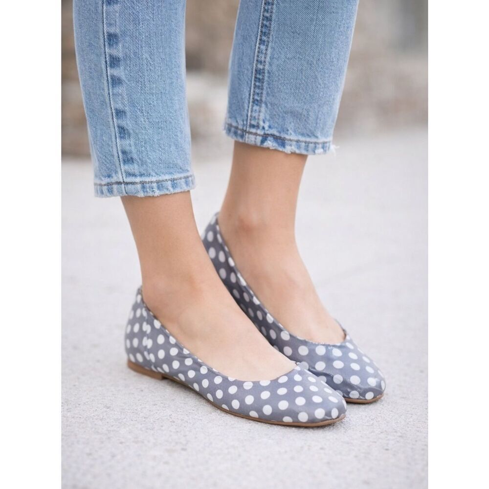 Journee Collection Kavn Gray & White Polka Dot Flats size 6